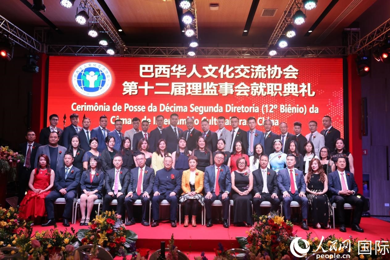 就職典禮現(xiàn)場，協(xié)會成員和與會主要嘉賓合影。人民網(wǎng)記者 時元皓攝