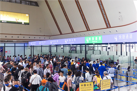 7月22日，乘坐中老鐵路國(guó)際旅客列車的旅客在磨憨邊檢大廳排隊(duì)候檢。衛(wèi)海林 攝