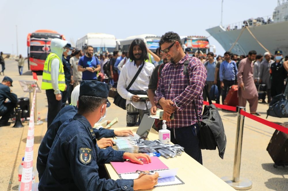 ↑2023年4月28日，從蘇丹撤離的外籍人員準備登艦。新華社發(fā)（李怡諾攝）