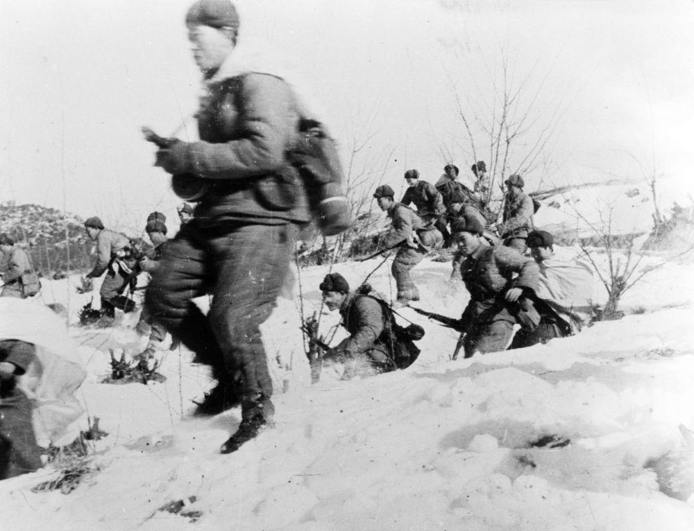 △中國人民志愿軍戰(zhàn)士向美軍進攻的情形（1951年攝）。