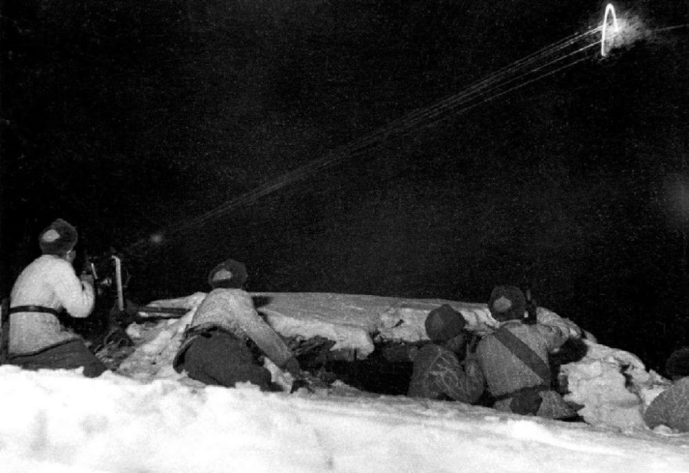  ↑1950年12月，在朝鮮長津湖，中國人民志愿軍第27軍連隊機槍手向美軍陣地射擊。新華社發(fā)（張崇岫 攝）