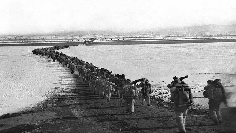△1950年10月，抗美援朝志愿軍隊伍雄赳赳、氣昂昂跨過鴨綠江。