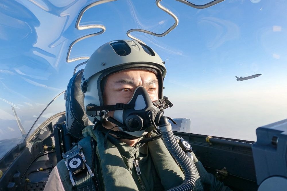↑全國人大代表、“強軍先鋒飛行大隊”大隊長高中強進行編隊飛行訓(xùn)練（2023年2月9日攝）。新華社發(fā)（姜皓元 攝）