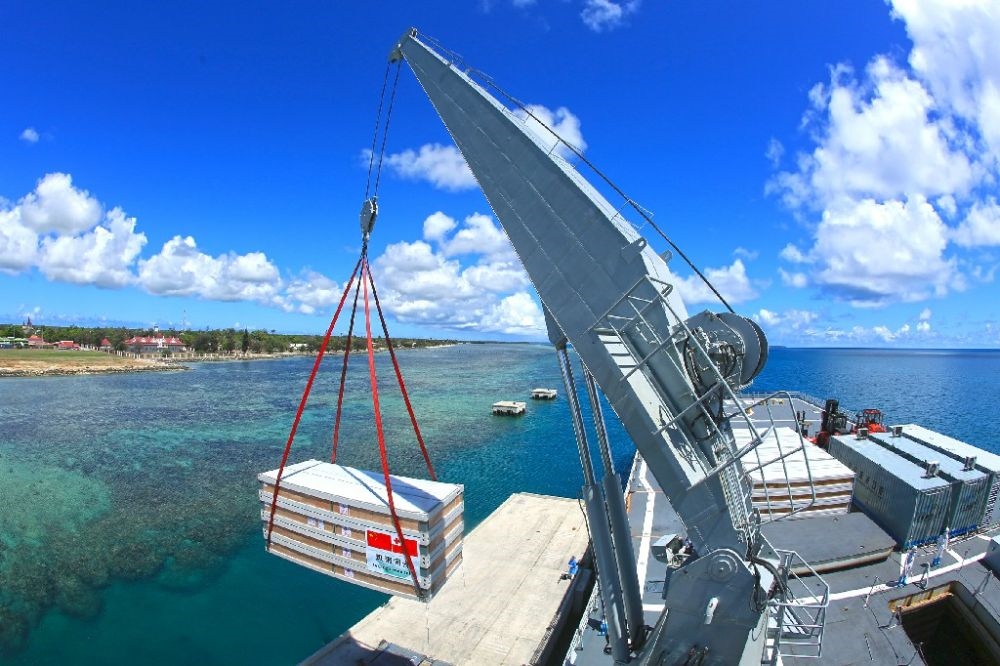 ↑赴湯加執(zhí)行運送救災(zāi)物資任務(wù)的中國海軍艦艇編隊在努庫阿洛法港卸載移動板房（2022年2月19日攝）。新華社發(fā)（薛成清 攝）
