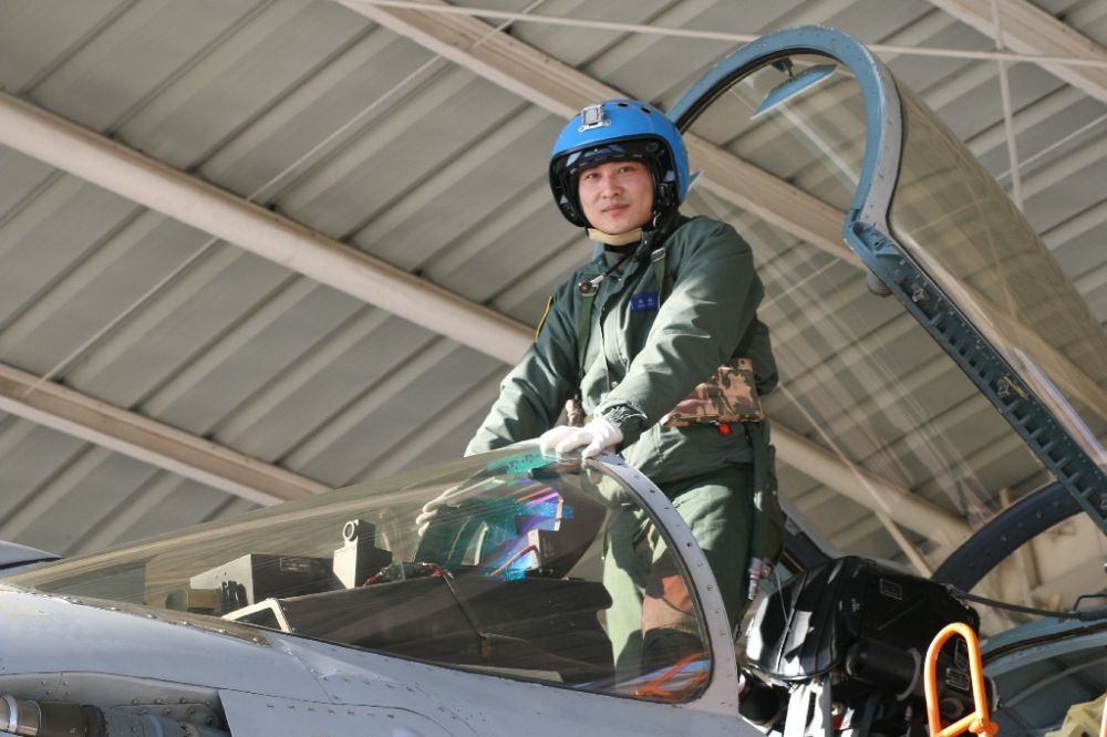 ↑海軍某艦載航空兵部隊原一級飛行員張超（2016年1月27日攝）。新華社發(fā)
