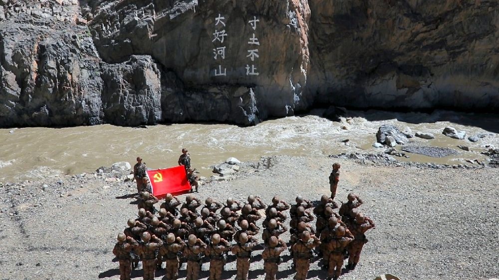 ↑某邊防團官兵在“大好河山 寸土不讓”標語前舉行重溫入黨誓詞儀式（資料照片）。新華社發(fā)（鄭曉林 攝）