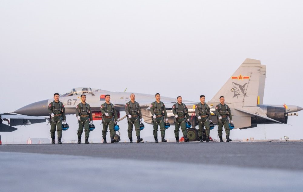 ↑海軍航空大學某基地艦載機飛行教官群體（2021年12月11日攝）。新華社發(fā)（萬全 攝）
