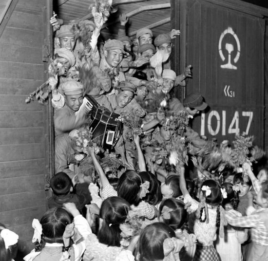 1954年，中國人民志愿軍歸國部隊抵達安東（今遼寧丹東），受到少先隊員的熱烈歡迎。新華社記者 王純德攝