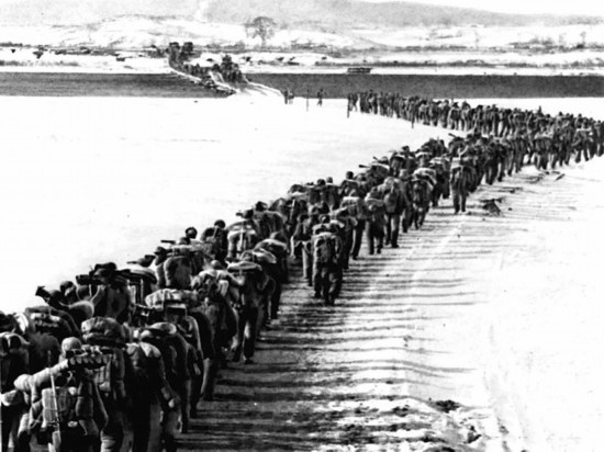 1950年，美帝國主義把侵略的戰(zhàn)火燒到了鴨綠江邊。為保家衛(wèi)國，中國人民的優(yōu)秀兒女組織起志愿軍，跨過鴨綠江，與朝鮮軍民一道英勇打擊美國侵略軍。新華社發(fā)（資料照片）
