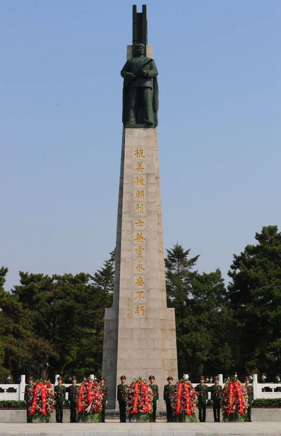 2022年9月30日，遼寧省暨沈陽市向烈士紀(jì)念碑敬獻花籃儀式在沈陽抗美援朝烈士陵園紀(jì)念碑廣場舉行。新華社記者 楊青 攝