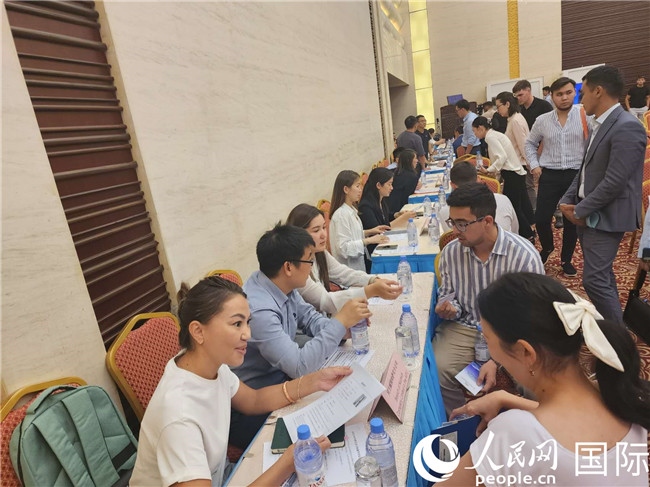 圖為中企代表與哈留華畢業(yè)生現(xiàn)場(chǎng)交流。人民網(wǎng)記者 李強(qiáng)攝