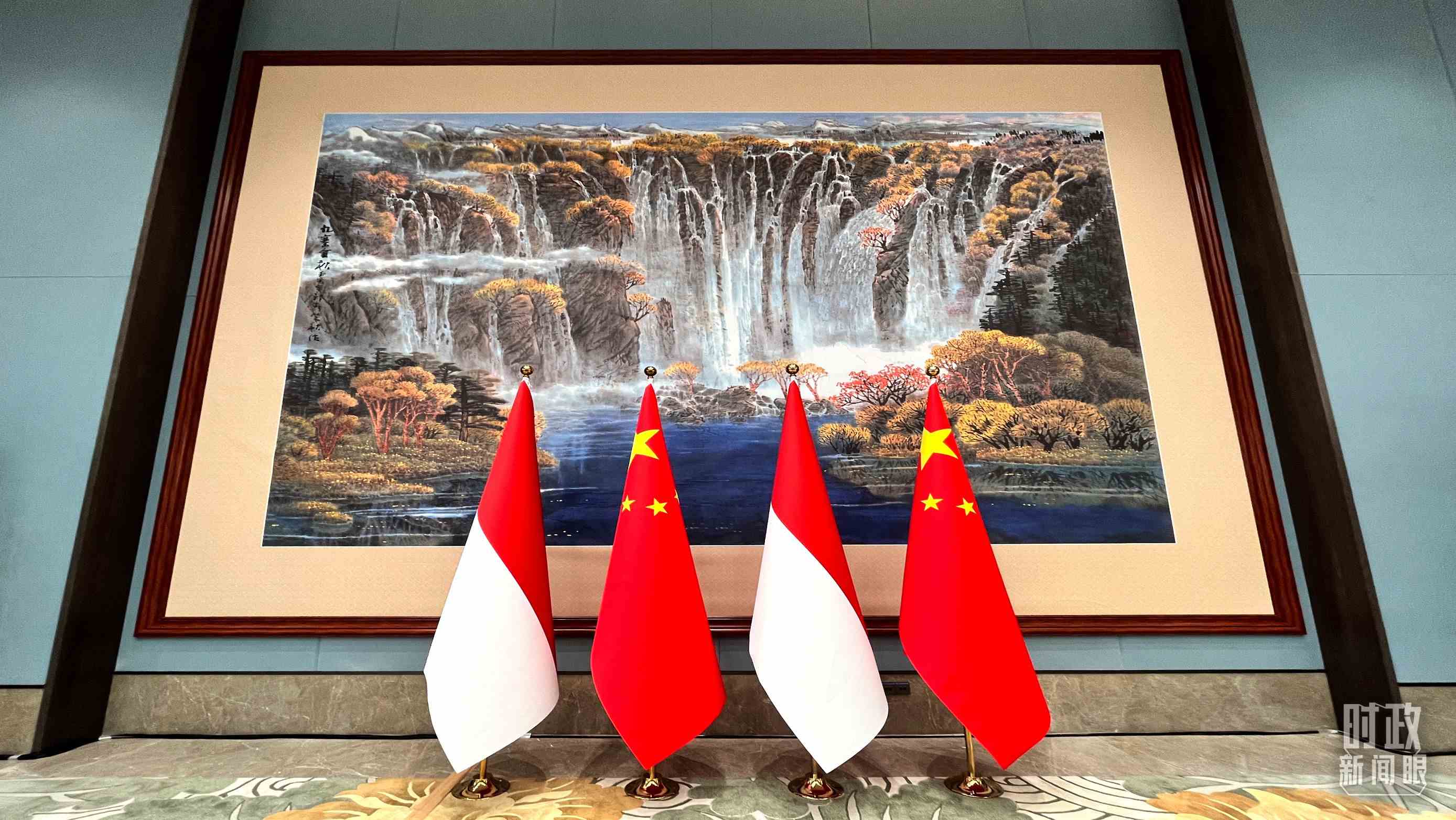 會(huì)見現(xiàn)場(chǎng)的中印尼兩國(guó)國(guó)旗。（總臺(tái)央視記者張垚拍攝）
