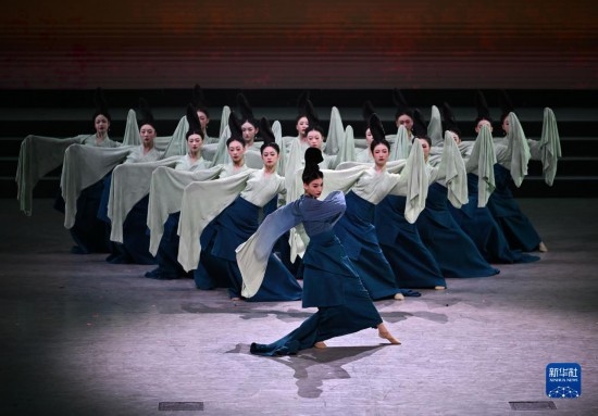 7月29日，演員在聯(lián)歡會現(xiàn)場表演《只此青綠》。新華社記者 蔡湘鑫 攝