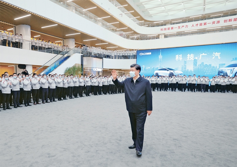 2023年4月10日至13日，中共中央總書記、國家主席、中央軍委主席習(xí)近平在廣東考察。這是12日下午，習(xí)近平在廣汽研究院向職工們揮手致意。 新華社記者 鞠鵬/攝