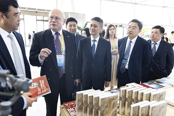 與會(huì)嘉賓參觀主題書(shū)展。人民畫(huà)報(bào)社供圖
