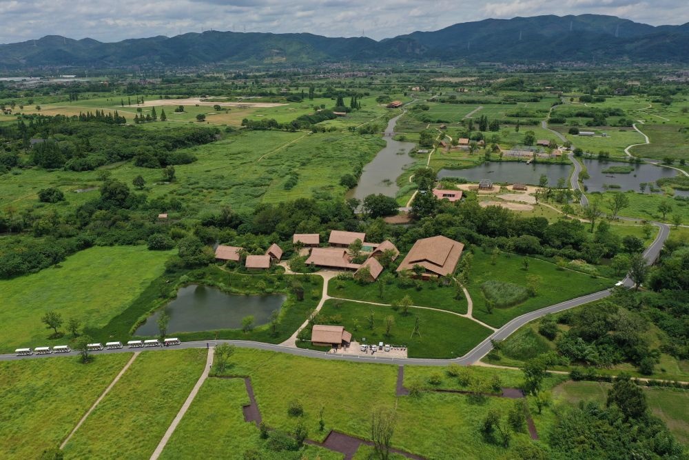 這是在浙江省杭州市余杭區(qū)拍攝的良渚古城遺址公園（2022年7月6日攝，無(wú)人機(jī)照片）。新華社記者 黃宗治 攝