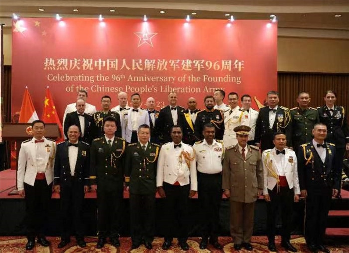 圖為徐勝武官與參加招待會(huì)的各國(guó)武官、武官處代表合影。中國(guó)駐印度尼西亞使館供圖