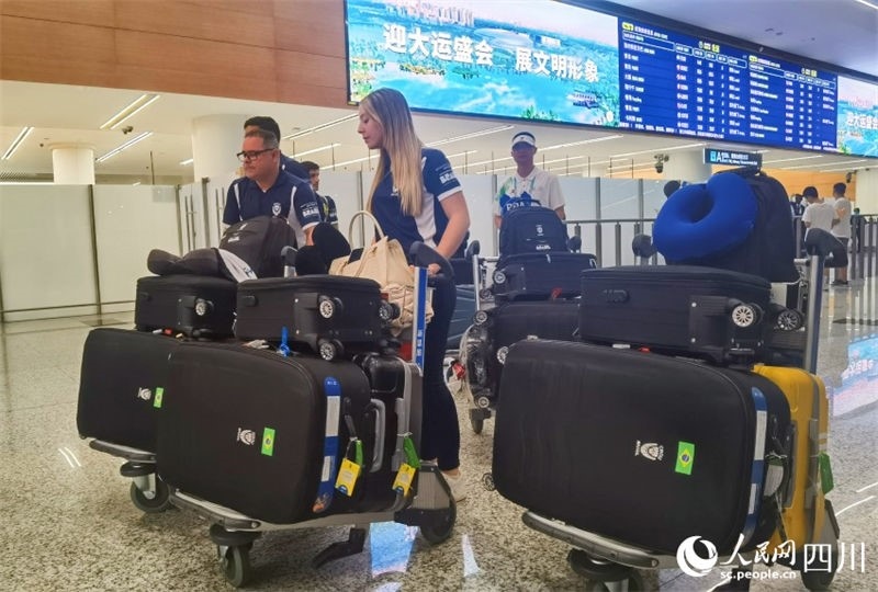 圖為取完行李的巴西代表團(tuán)成員。人民網(wǎng)記者 王洪江攝