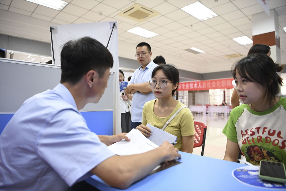 2023年7月29日，“揚就業(yè)之帆，啟夢想之旅”2023年寧夏（銀川）離校未就業(yè)高校畢業(yè)生招聘會在寧夏（銀川）人力資源服務產(chǎn)業(yè)園舉行。求職者（右）在招聘會現(xiàn)場與用人單位交流。新華社記者 馮開華 攝