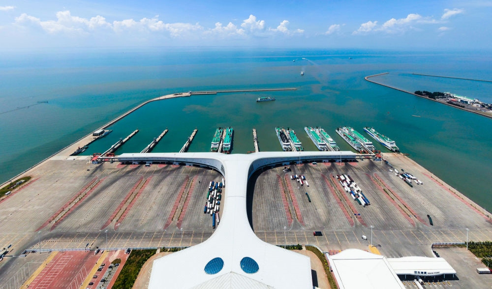 廣東省湛江市徐聞港風光（2023年5月26日攝，無人機照片）。徐聞港是瓊州海峽北岸最主要的客貨運輸港口，是連接粵港澳大灣區(qū)與海南自由貿(mào)易港的重要港口。新華社記者 鄧華 攝
