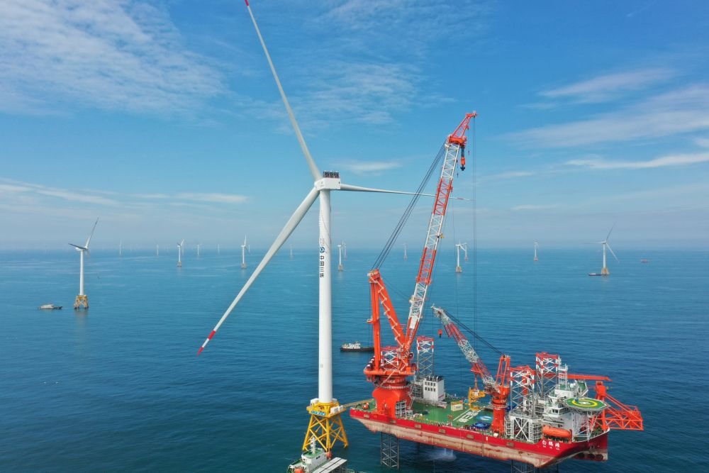 2023年6月28日拍攝的全球首臺16兆瓦海上風電機組吊裝現(xiàn)場（無人機照片）。新華社記者 林善傳 攝