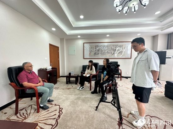 記者在成都紡織高等?？茖W(xué)校進(jìn)行采訪。人民網(wǎng)記者 王波攝