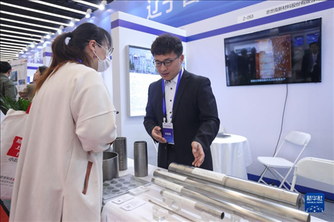 4月8日，參展商在2023中國中小企業(yè)發(fā)展大會“專精特新”中小企業(yè)展覽會上向觀眾介紹產品。新華社記者 龍雷 攝