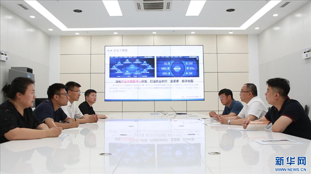 相關部門工作人員來到遼寧牧龍科技有限公司，了解企業(yè)訴求。新華網丁成玉攝