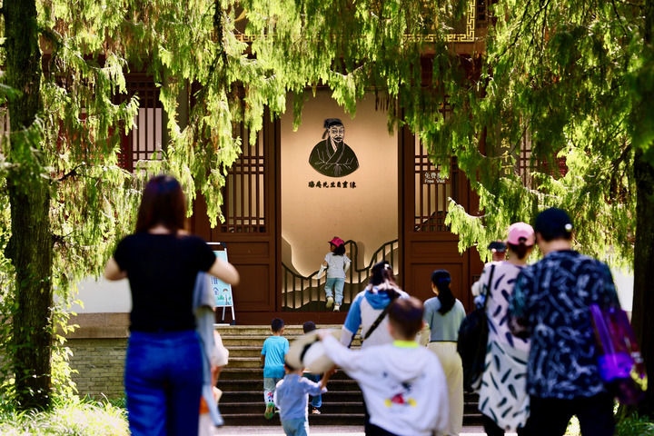 游客參觀位于福建武夷山朱熹園的武夷精舍（2022年6月6日攝）。新華社記者 姜克紅 攝