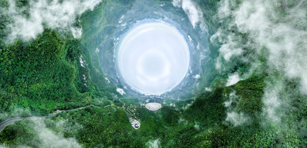 6月22日拍攝的“中國天眼”全景（維護(hù)保養(yǎng)期間拍攝，無人機(jī)全景拼接照片）。新華社記者 歐東衢 攝