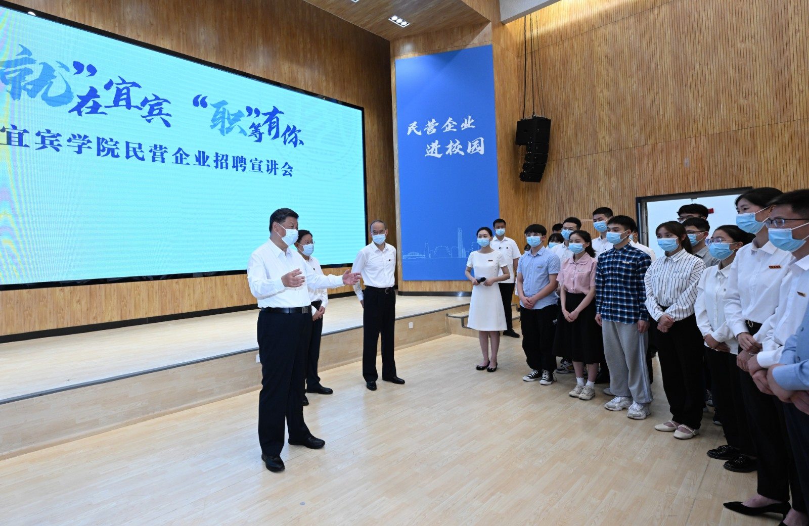2022年6月8日，習近平總書記在四川考察。這是8日下午，總書記在宜賓學院考察時，向正在參加企業(yè)招聘宣講會的教師、學生、企業(yè)負責人了解企業(yè)招工需求和畢業(yè)生簽約率等情況。