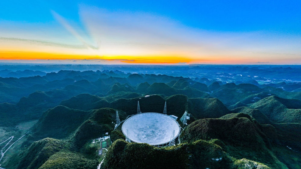 2022年7月21日，霞光中的“中國天眼”（維護(hù)保養(yǎng)期間拍攝）。新華社記者 歐東衢 攝