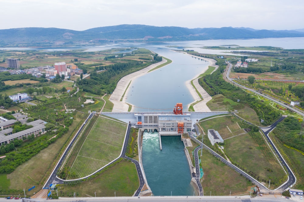 這是2021年5月20日在河南省南陽市淅川縣拍攝的南水北調(diào)中線工程陶岔渠首（無人機(jī)照片）。新華社記者 才揚(yáng) 攝