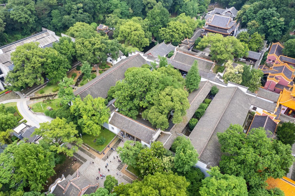 這是2023年6月8日在長沙市岳麓區(qū)拍攝的岳麓書院（無人機(jī)照片）。新華社記者 陳思汗 攝