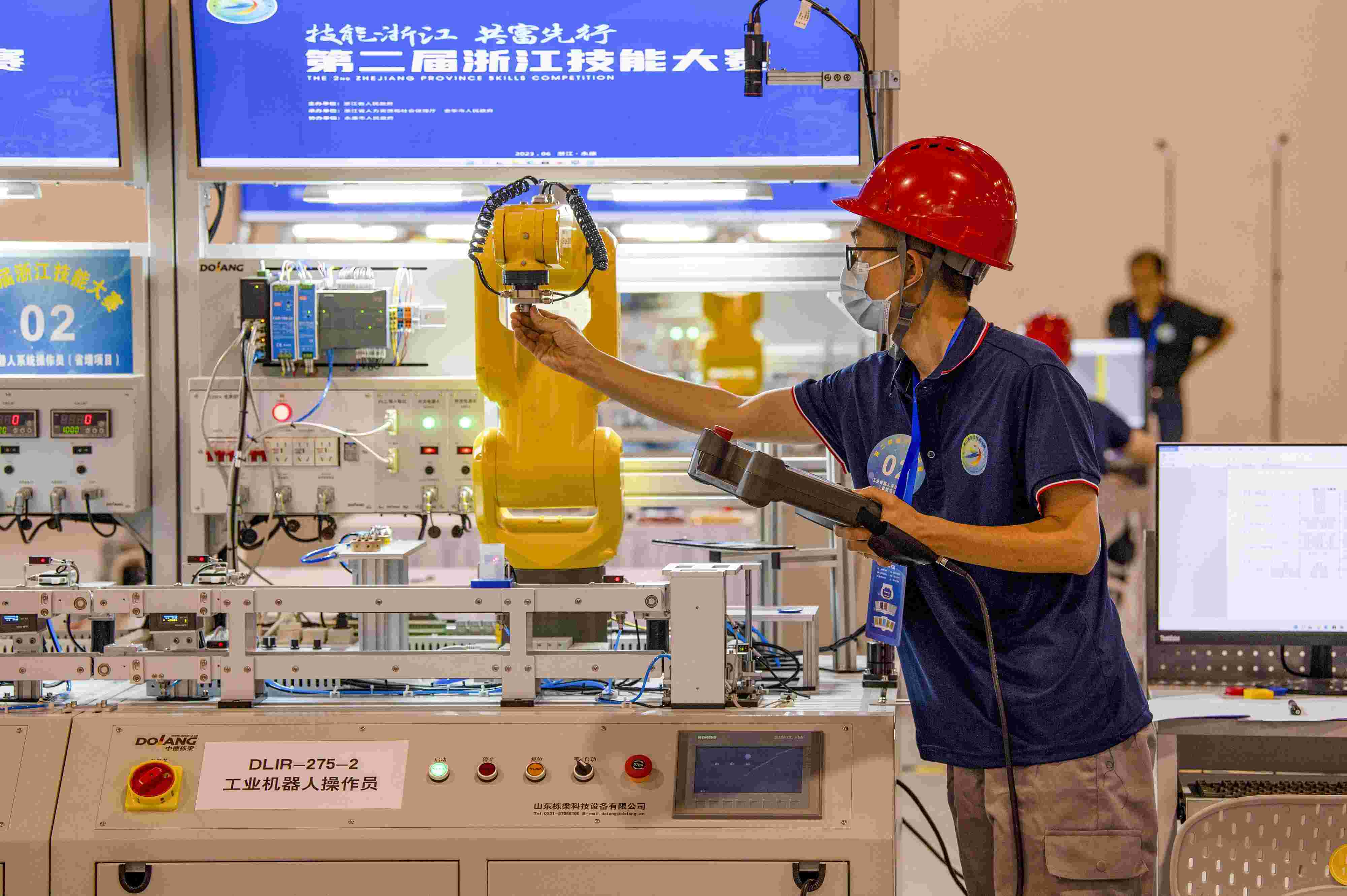 2023年6月19日，第二屆浙江技能大賽在永康市國際會展中心舉行。參賽選手在進行工業(yè)機器人系統(tǒng)操作員項目比賽。