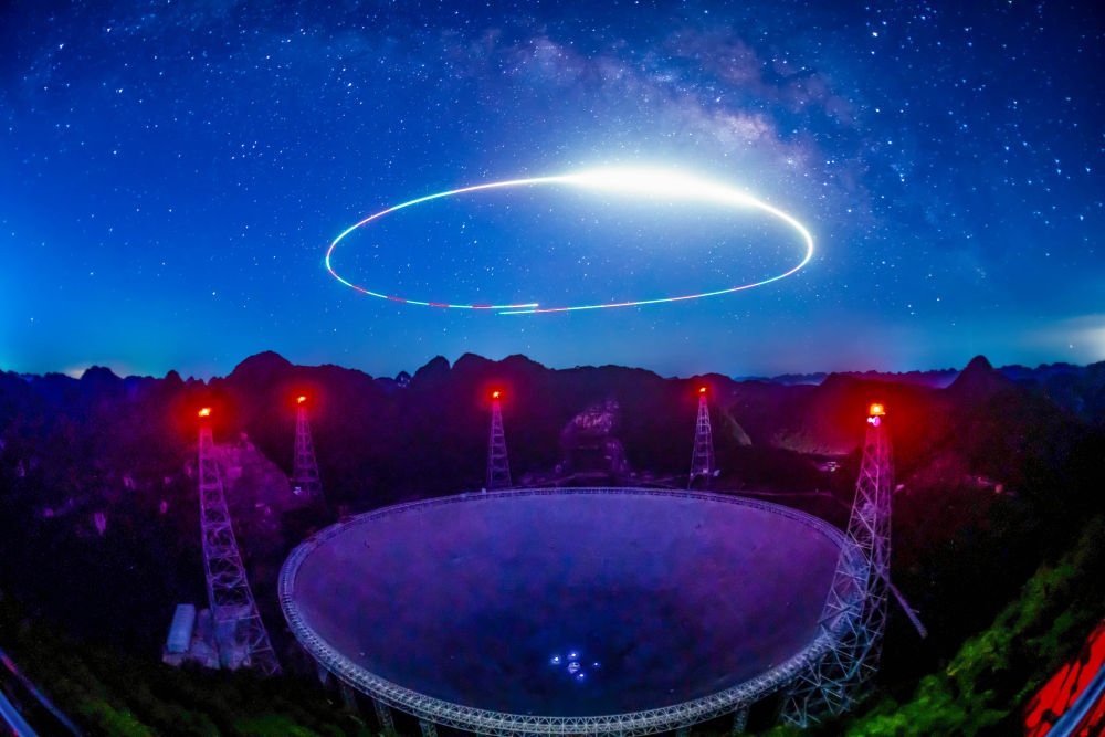 2022年7月24日拍攝的“中國天眼”夜景（維護(hù)保養(yǎng)期間拍攝，無人機(jī)光繪）。新華社記者 歐東衢 攝