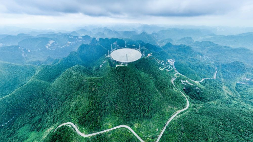 7月26日拍攝的“中國天眼”全景（維護(hù)保養(yǎng)期間拍攝）。新華社記者 歐東衢 攝