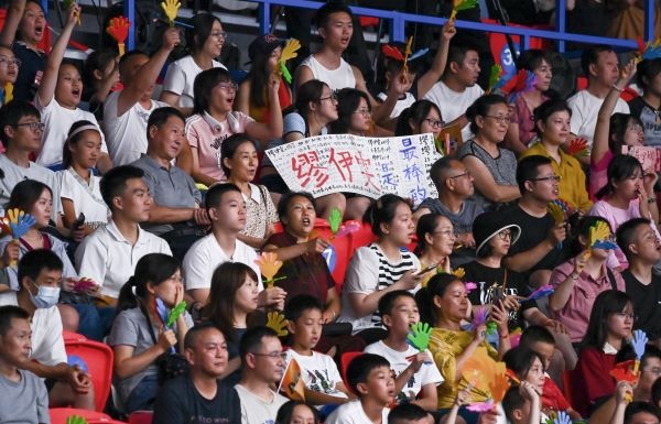 7月31日，觀眾在比賽中為中國隊吶喊助威。當日，在成都舉行的第31屆世界大學(xué)生運動會排球女子預(yù)賽B組比賽中，中國隊以3:0戰(zhàn)勝阿根廷隊。新華社記者 陳澤國 攝