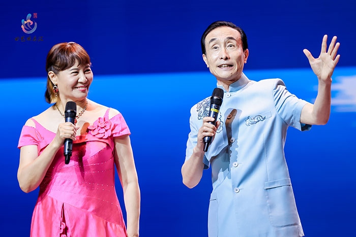 小品表演藝術家鞏漢林、金珠在演出現(xiàn)場。主辦方供圖