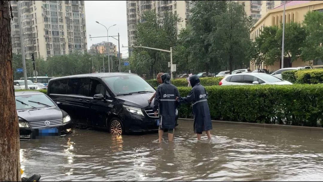中國太保產(chǎn)險北京分公司及時處理被淹車輛。受訪者供圖