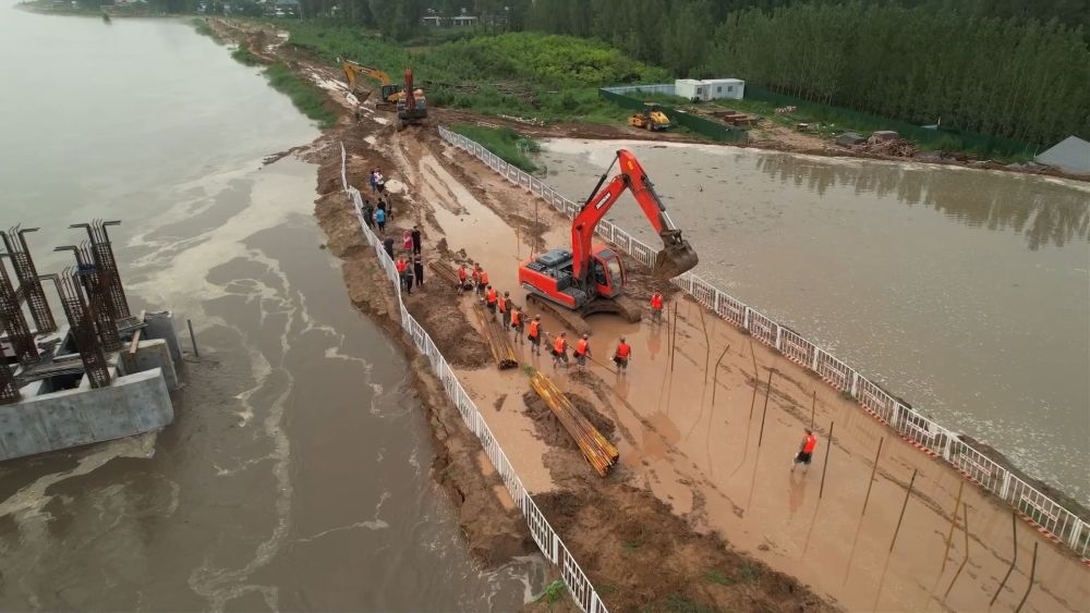 中部戰(zhàn)區(qū)陸軍第82集團軍“鐵軍旅”官兵在河北省高碑店市白溝河任務區(qū)加固岸堤（8月2日攝）。新華社發(fā)（鄧青華 攝）