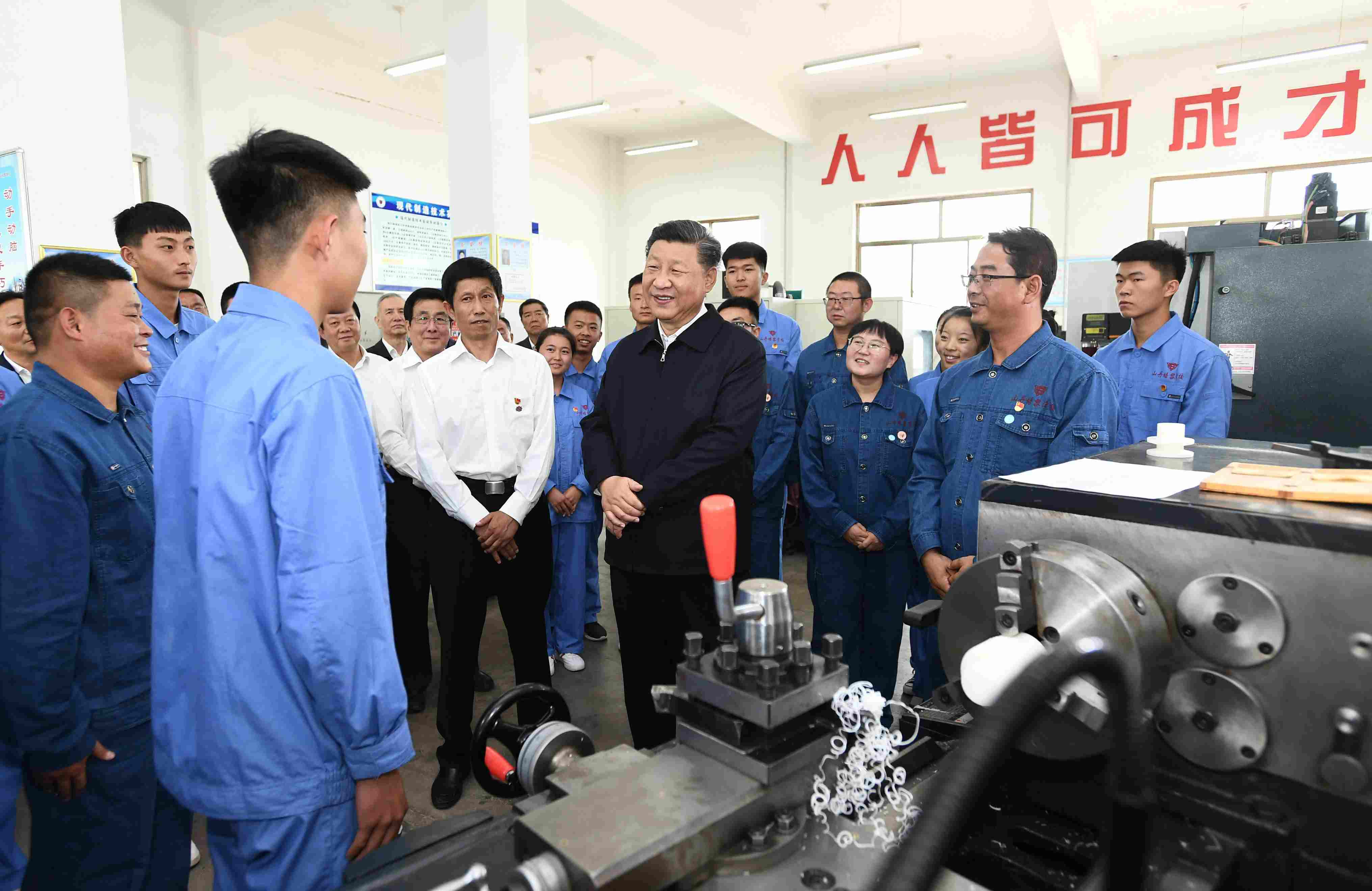 2019年8月20日，習(xí)近平在甘肅省張掖市山丹培黎學(xué)?，F(xiàn)代制造技術(shù)實(shí)訓(xùn)室，觀看職業(yè)技能實(shí)訓(xùn)，同師生親切交流。