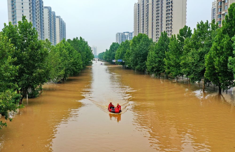 救援人員在河北省涿州市市區(qū)乘坐沖鋒舟前去轉移受災群眾（8月2日攝，無人機照片）。新華社記者 牟宇 攝