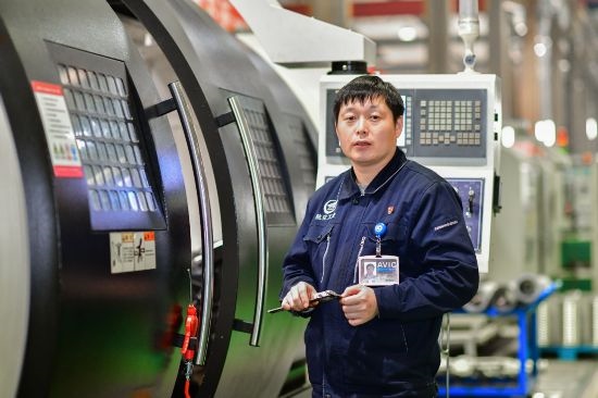 孫明在數(shù)控機(jī)床生產(chǎn)車間。航空工業(yè)沈飛供圖