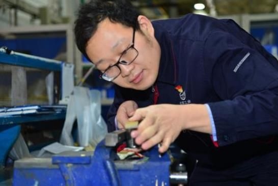 工作中的方文墨。航空工業(yè)沈飛供圖