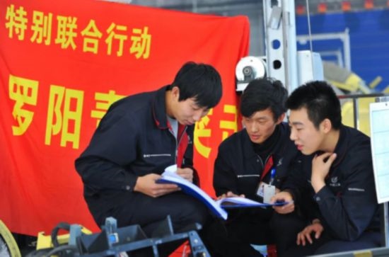 在工作中的“羅陽(yáng)青年突擊隊(duì)”隊(duì)員。航空工業(yè)沈飛供圖