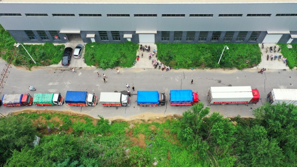 在河北省涿州市鋼研物資儲備點外，運送物資的車輛排起長隊（8月5日攝，無人機照片）。新華社記者 牟宇 攝