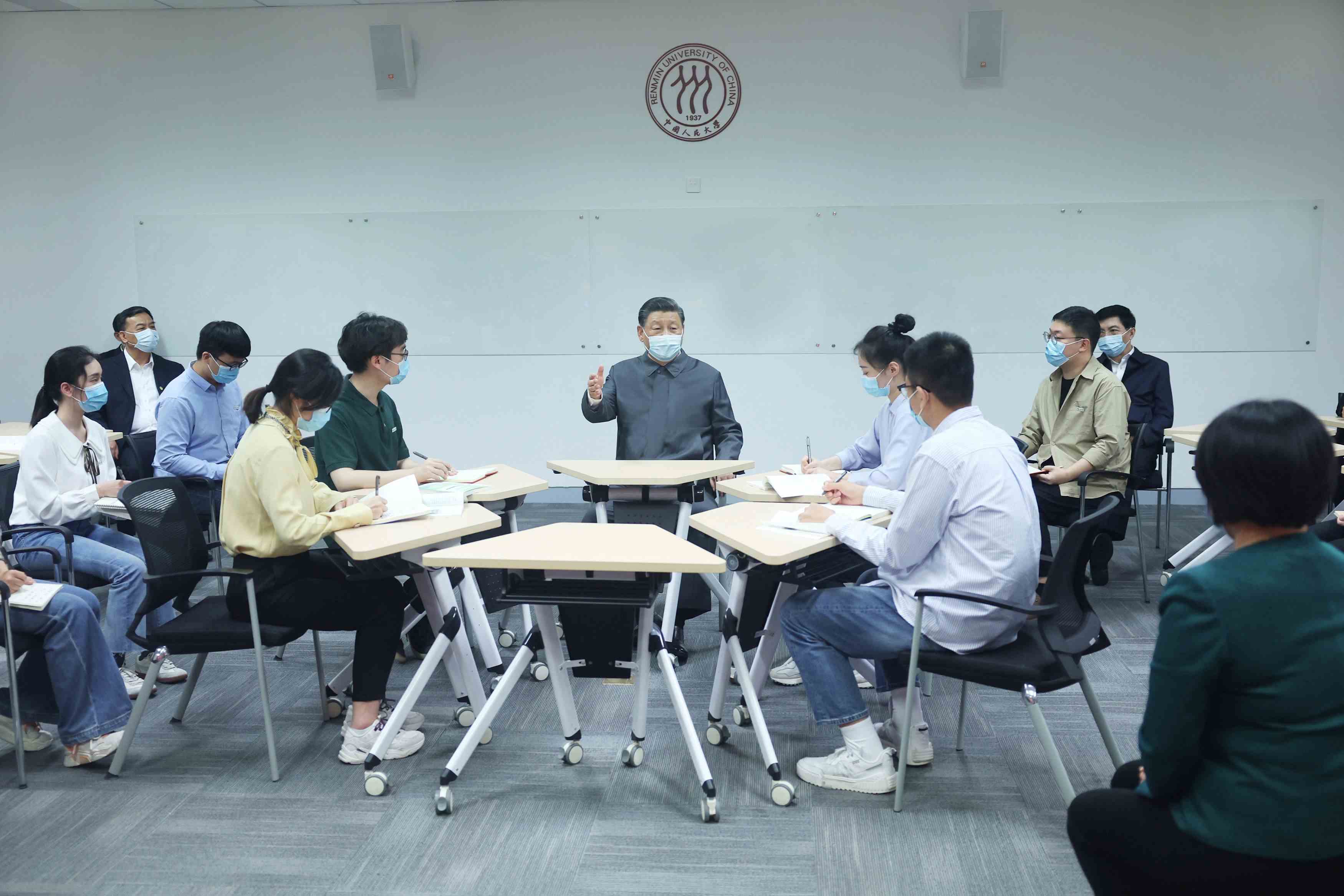 2022年4月25日，習(xí)近平總書記來到中國人民大學(xué)考察調(diào)研。這是總書記在立德樓觀摩思政課智慧教室現(xiàn)場教學(xué)并參與討論。
