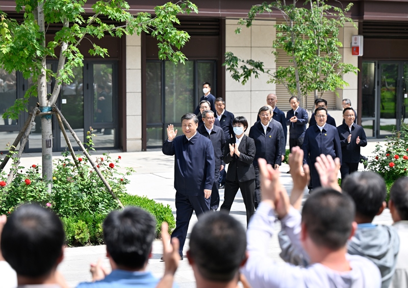 2023年5月10日，習近平在河北省雄安新區(qū)容東片區(qū)南文營社區(qū)考察。