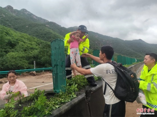 7月31日，張涿高速，高速交警涿鹿大隊民警救助洪水被困群眾。
